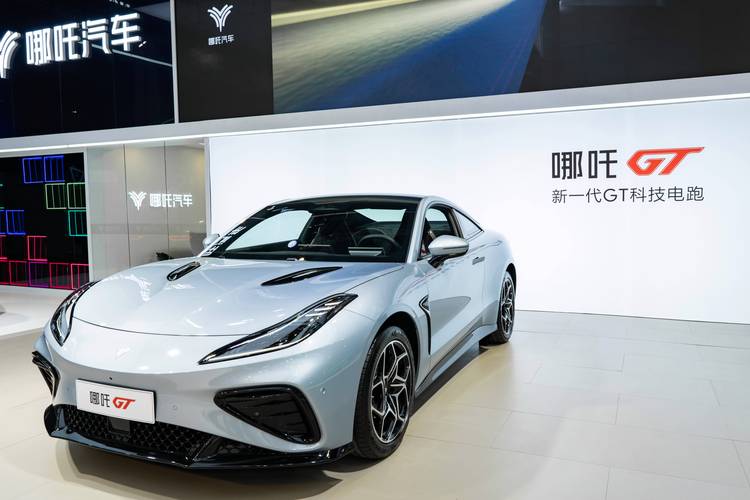 重庆6哪吒汽车在智能汽车领域的表现，领途汽车在新能源汽车市场中的影响力